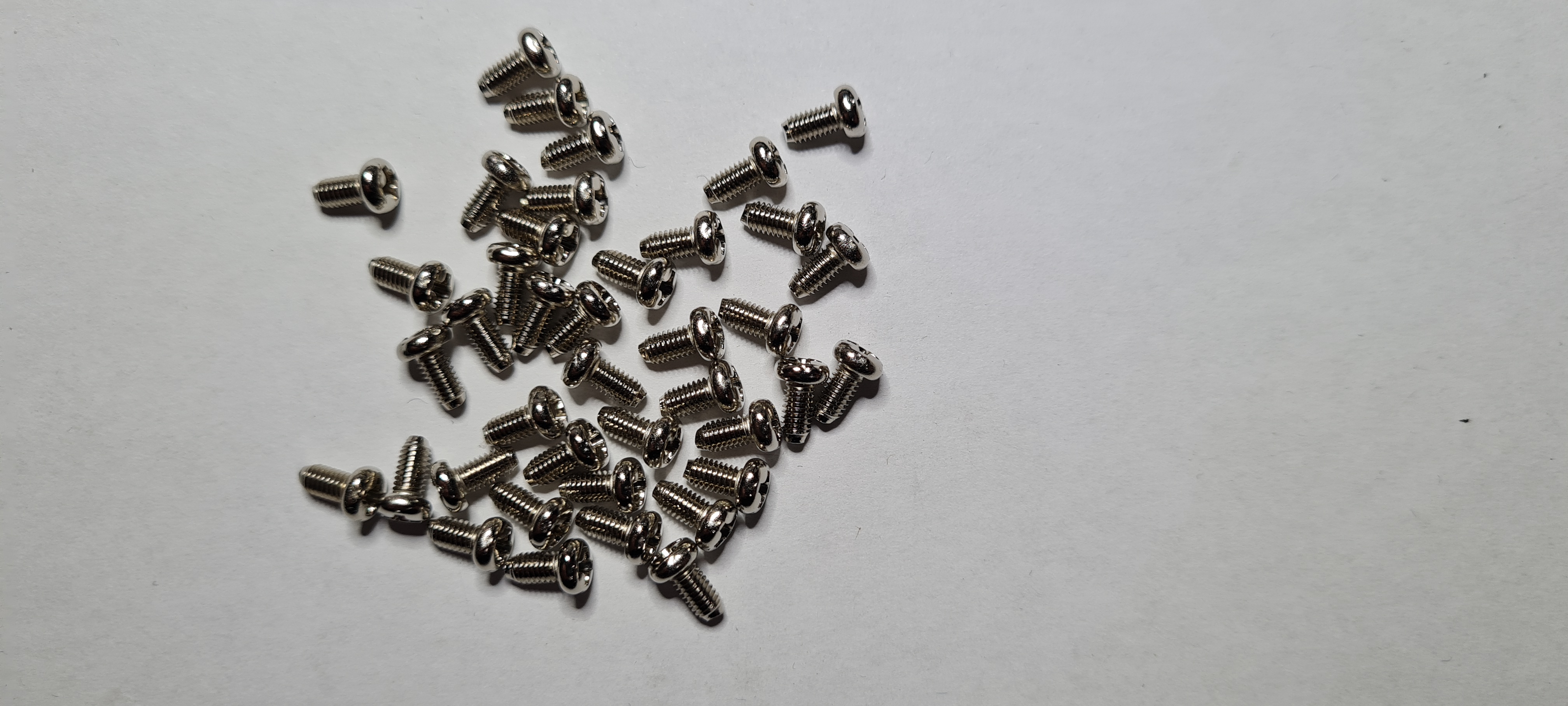 Schraubensatz für Festplatten & Laufwerke 40x mit Mittelfeingewinde 4x8mm ISO, verchromt Schraubensatz für Festplatten & Laufwerke 40x mit Mittelfeingewinde 4x8mm ISO, verchromt